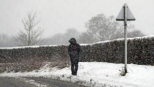 लंदन सफेद चादर के आगोश में | Bad weather hits air, rail and sea travel in UK