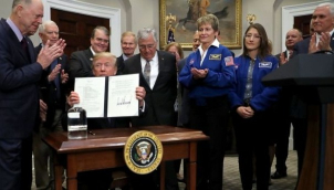 1972 के बाद कोई चांद पर क्यों नहीं गया?  |  Donald Trump signs directive to send astronauts back to Moon