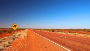 दुर्घटना के बाद वीराने में 100 किमी' की दूरी ते करी | Australian man 'walks 100km' through outback after crash