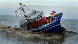 ओखी चक्रवात से तहस नहस होता जीवन | Dozens of fishermen missing in cyclone Ockhi